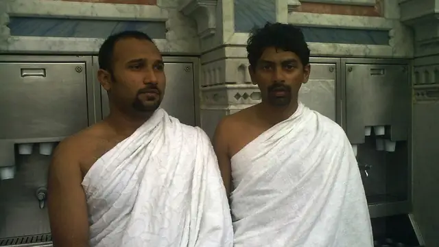 Deux pèlerins vêtus des deux pièces de tissu blanc de l’ihram