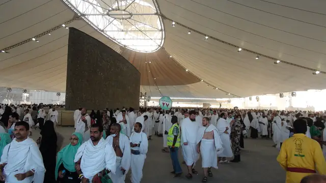 Pèlerins devant une stèle à l’intérieur du pont des Jamarat