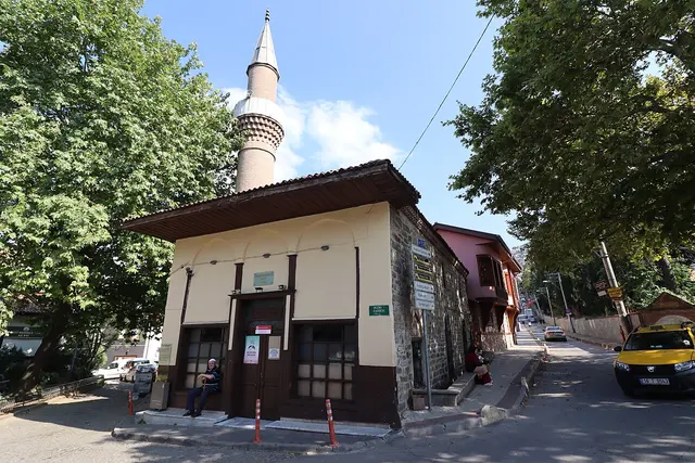 Üç Kurnalı Mosque
